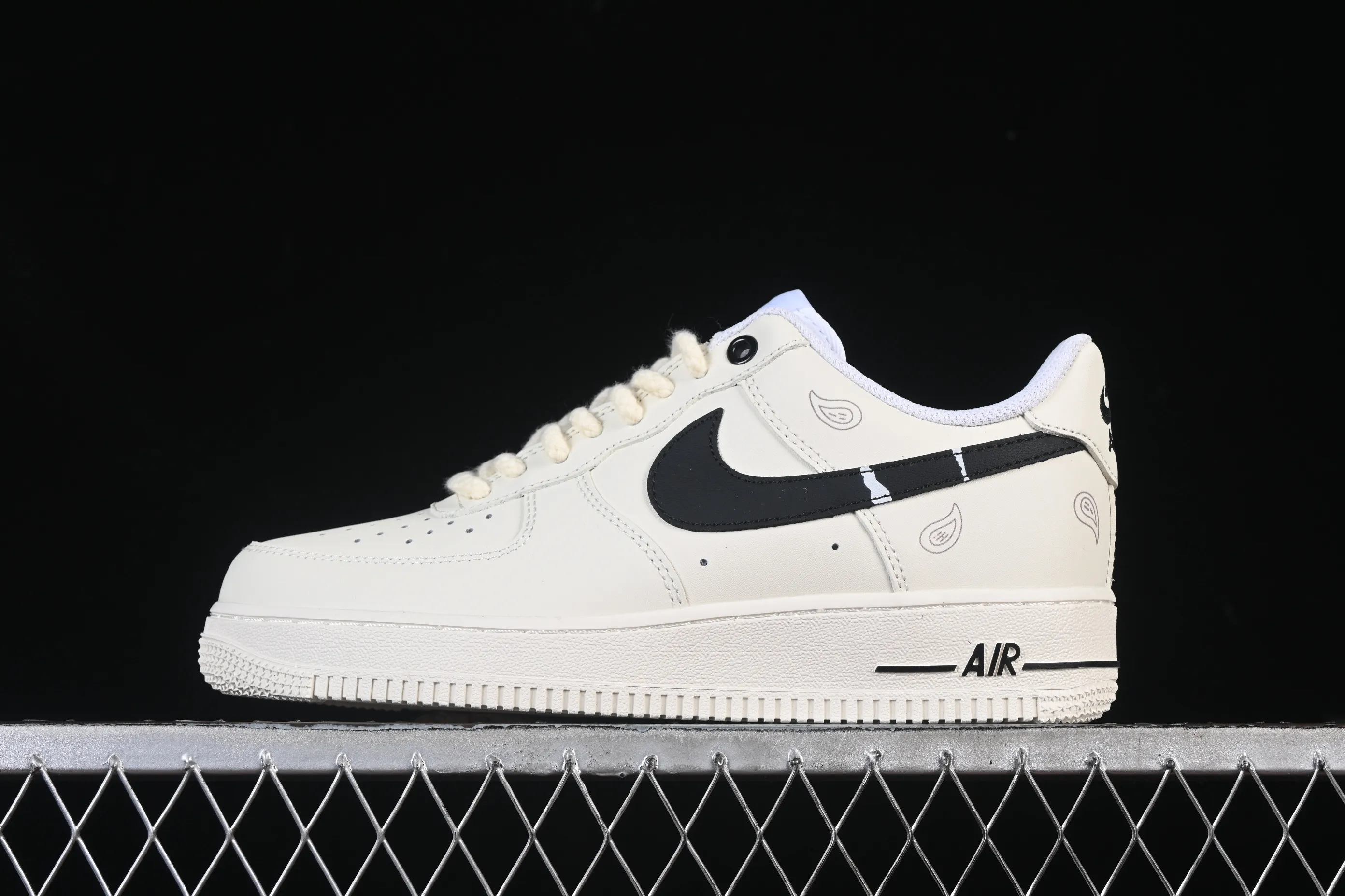 All categories Nk Air Force 1 Air Force series Nk Air Force 1 Low Air Force low-top Nike Air Force 1'07 Low joint white and black Air Force 1 low-top casual sneakers ZH0318-128